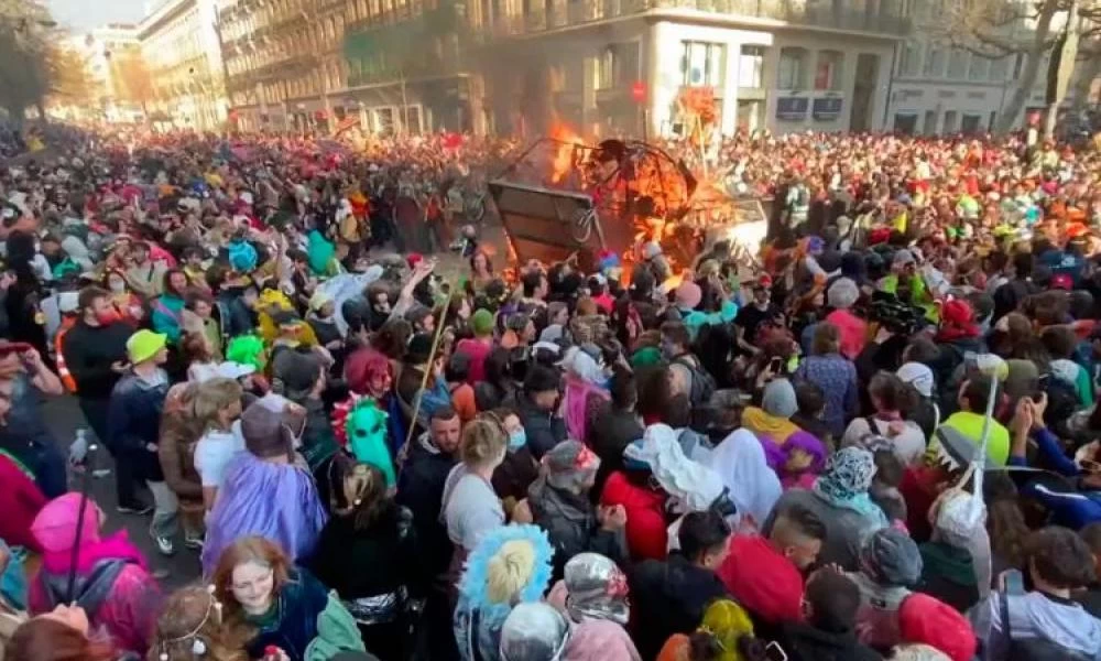 Γαλλία: Περίπου 6.500 καρναβαλιστές γιόρτασαν το καρναβάλι